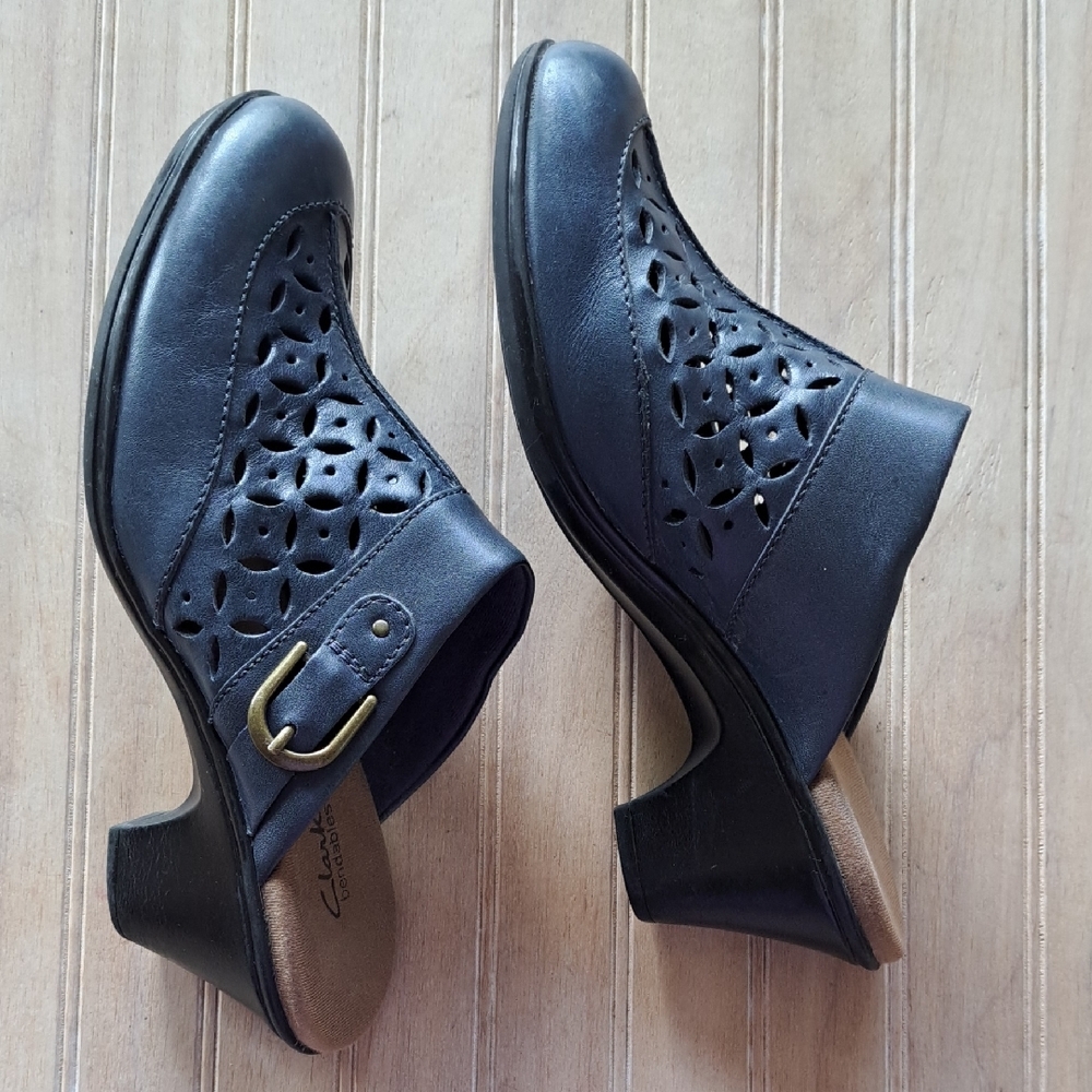 Clarks Bendables Blue Leather Cutout Perforated Design Comfort Buckle Mule Clogs